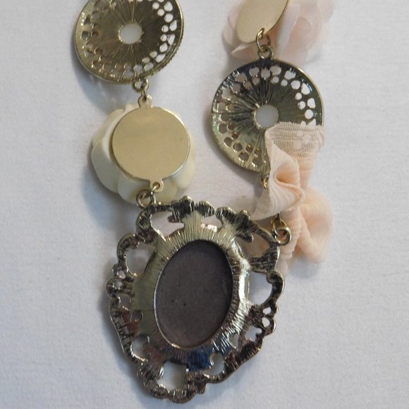 Store Twenty One Victorian Cameo Rose Flower Necklace - Picture 6 of 7